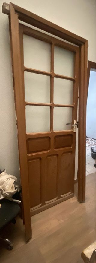 Puerta de madera con marco y cristal