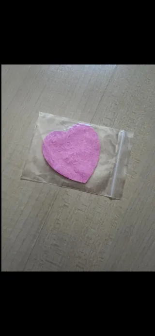 Cuore struccante che cresce con acqua