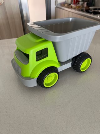 Camión de juguete con ruedas grandes