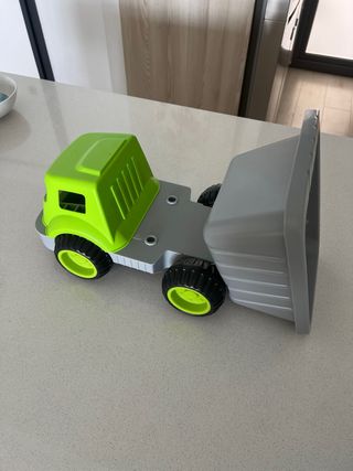 Camión de juguete con ruedas grandes