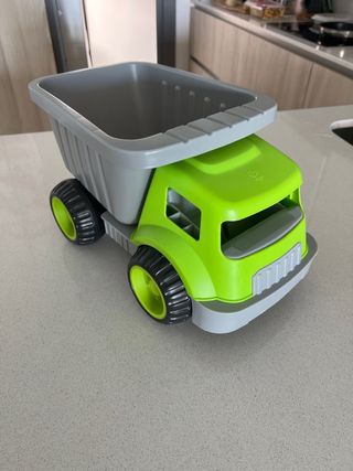 Camión de juguete con ruedas grandes