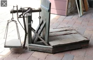 Báscula antigua de molino y harina.