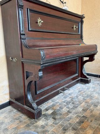 Piano L. Piazza Sevilla madera oscura