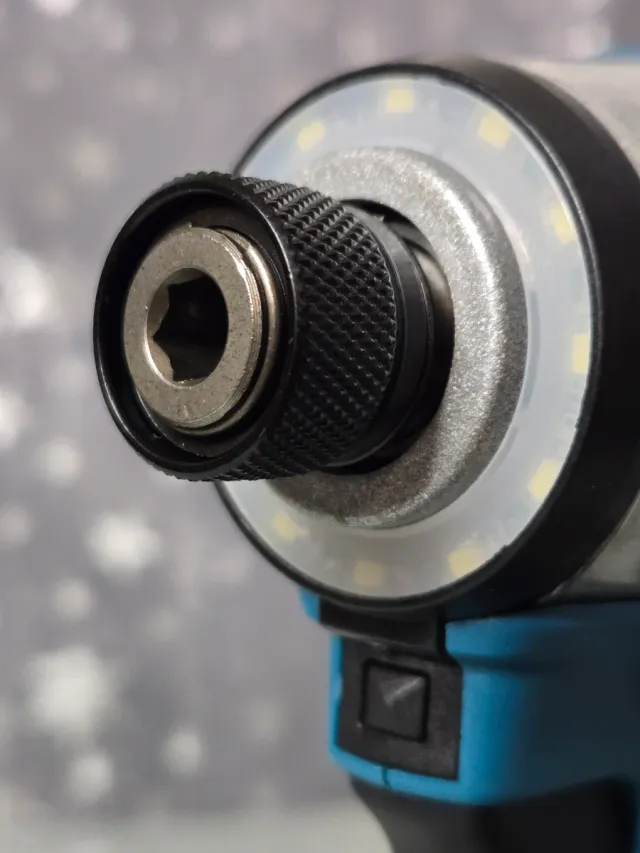 Taladro de impacto Gisam + 2 baterías y cargador