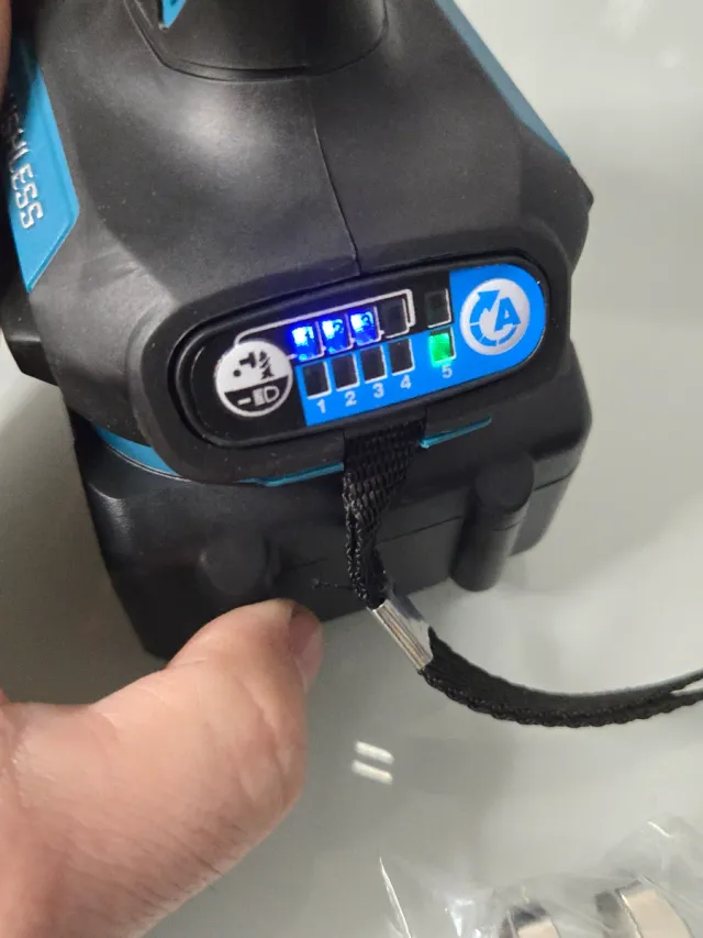 Taladro de impacto Gisam + 2 baterías y cargador