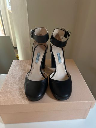 Décolleté Prada con cinturino nero