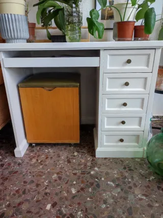 Escritorio blanco con cajones
