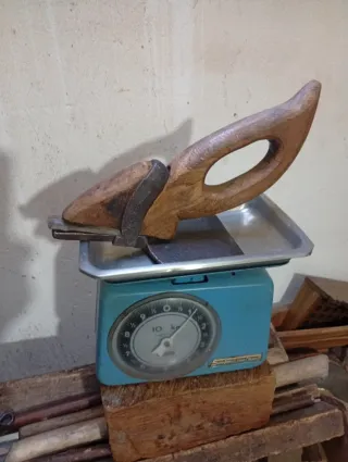 Azuela antigua de forja cincelada