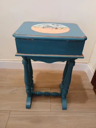 Costurero de madera pintado a mano