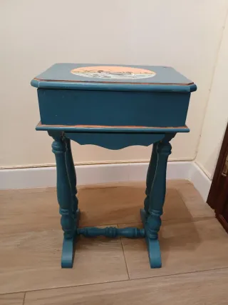 Costurero de madera pintado a mano