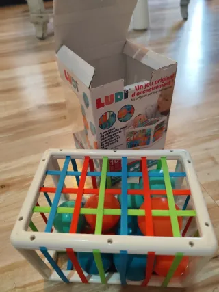 Cubo de manipulación Ludi para bebés