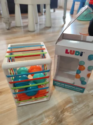 Cubo de manipulación Ludi para bebés