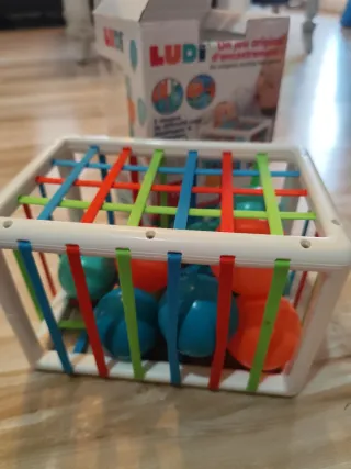 Cubo de manipulación Ludi para bebés