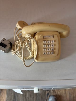 Teléfono antiguo beige