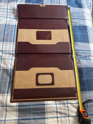 Portadocumentos de Piel Marrón con Cierre Dorado