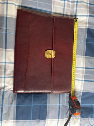 Portadocumentos de Piel Marrón con Cierre Dorado