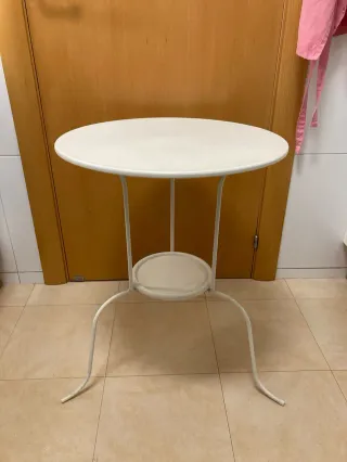 Mesa auxiliar redonda de metal blanca