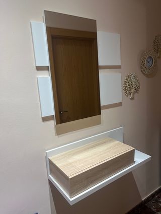 Recibidor moderno blanco y madera