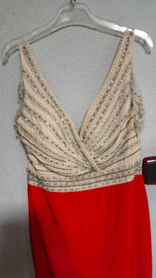 Vestido fiesta pecho pedrería beige y rojo