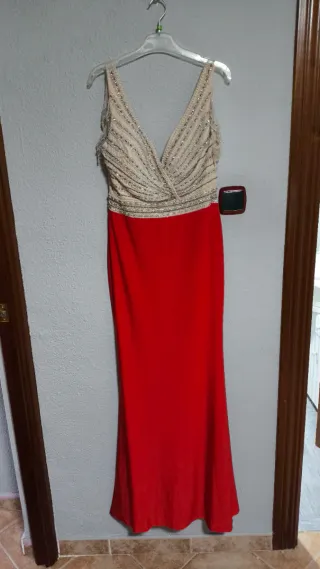 Vestido fiesta pecho pedrería beige y rojo