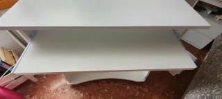 Escritorio blanco con ruedas