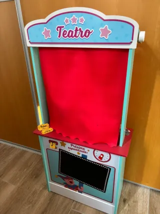 Mercado infantil con accesorios y complementos.