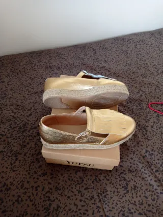 Zapatos dorados Yerse talla 39 Para entretiempo.