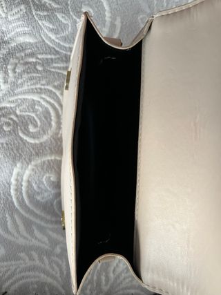 Bolso beige de cadena dorada