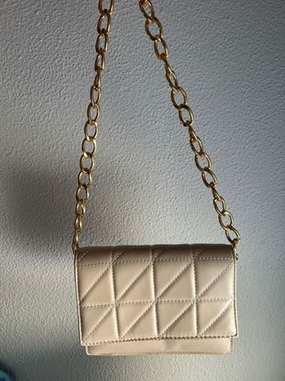 Bolso beige de cadena dorada
