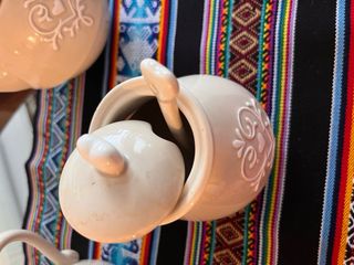 Servizio da tè in ceramica beige