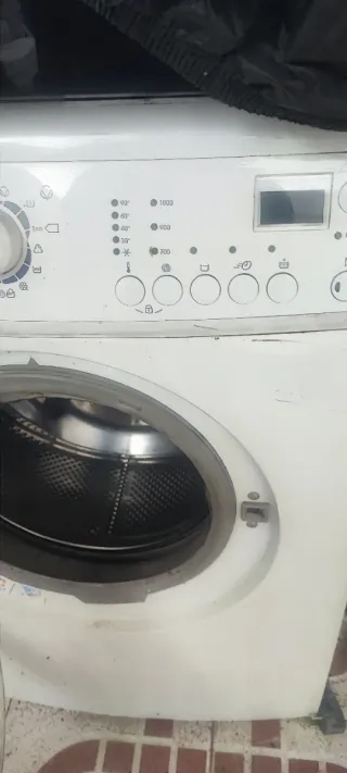 Lavadora Zanussi para  piezas funciona   no centri