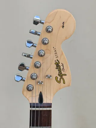 Guitarra Squier by Fender Negra