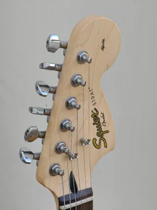 Guitarra Squier by Fender Negra