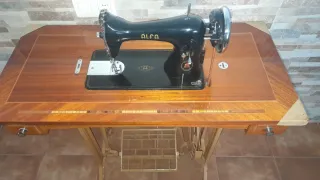 Máquina de coser antigua Alfa