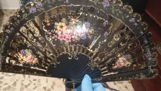 Tres abanicos negros con flores