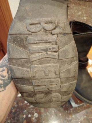 Botas de vestir negras y marrones