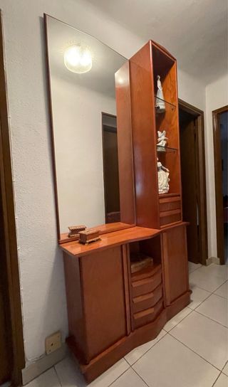 Mueble de madera con espejo