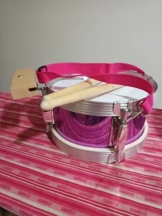 Tambor infantil rosa con baquetas