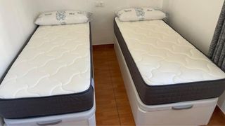 Canapés y colchones beige y blanco