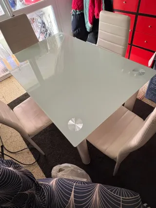 Comedor cristal y patas blancas