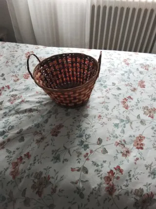 Cesta de mimbre con asas