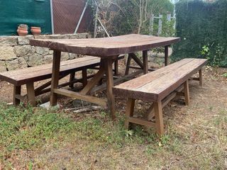 Mesa y bancos de madera rústica