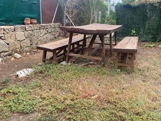 Mesa y bancos de madera rústica