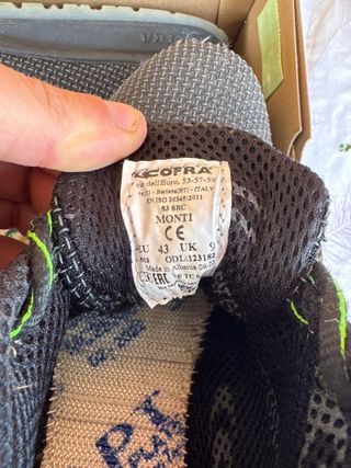 Zapatos de seguridad COFRA negros y verdes