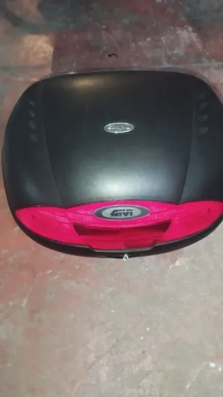 Baúl GIVI para moto con soporte