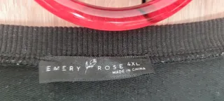 Sudadera negra con estampado animal print