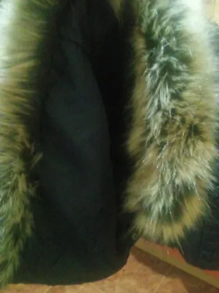 Abrigo acolchado con capucha y pelo