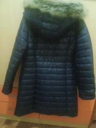 Abrigo acolchado con capucha y pelo