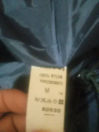 Abrigo acolchado con capucha y pelo