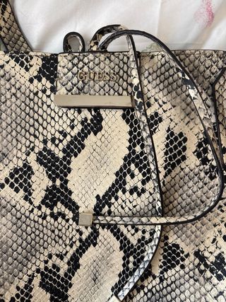 Bolso Guess estampado piel de serpiente